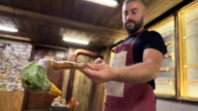 Karabük’ün Safranbolu ilçesinde yaşayan Ali Yapıcı (38), babasından öğrendiği bastonculuk