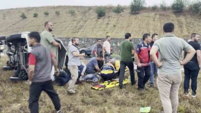 Sakarya’da yağışında etkisiyle kayganlaşan yolda doğalgaz firmasına ait minibüsün devrilmesi