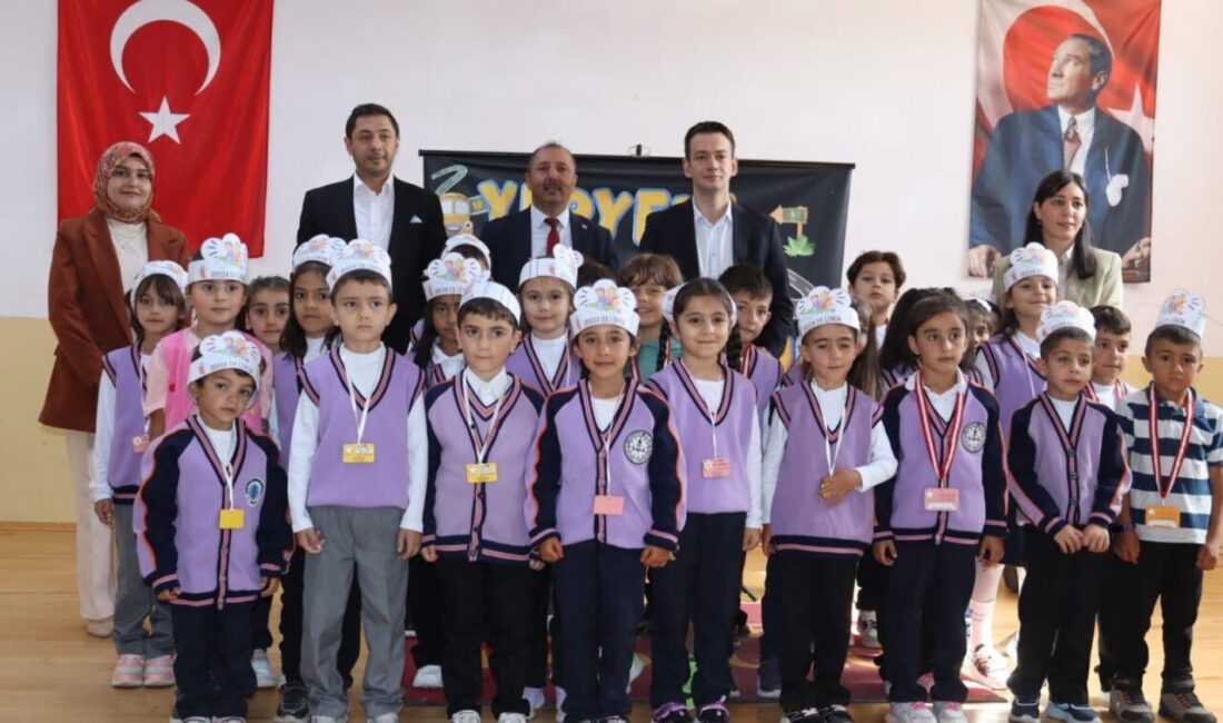 Çıldır Kaymakamı Barış Aytürk ve Millî Eğitim Müdürü Gürbüz Yıldız,