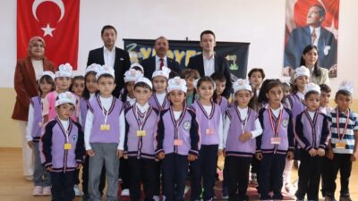 Çıldır Kaymakamı Barış Aytürk ve Millî Eğitim Müdürü Gürbüz Yıldız,