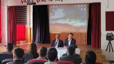 Çıldır ilçe Kaymakamı Barış Aytürk ilçede görev yapan öğretmenlele biraraya