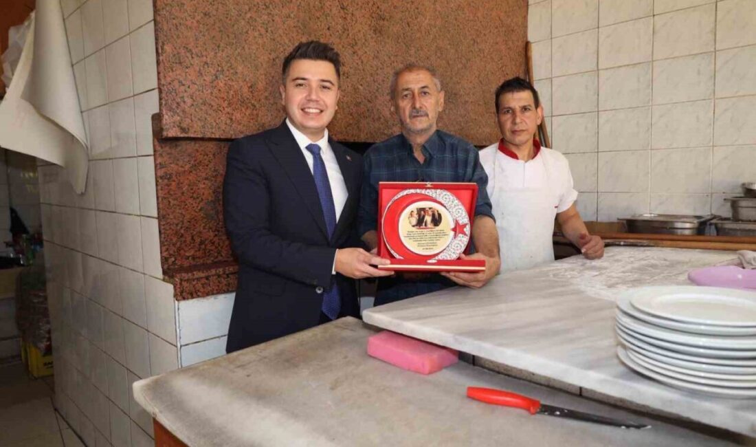 Kaymakam Gündoğdu’dan dev tahinli pidenin ustasına plaket Aydın’ın Karacasu ilçesinde bu yıl 36’ncısı düzenlenen Afrodisias Kültür Sanat