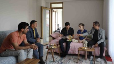 Bingöl’ün Genç ilçesinde Kaymakam Muhammet Güzel, evde eğitim gören Yağmur