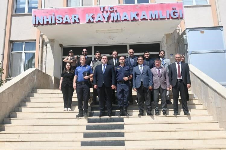 Kaymakam Ünal, “Adalet ve kamu yararını esas alacağız” İnhisar Kaymakam Mücahit Ünal, kurum amirleriyle yaptığı toplantıda “Adalet ve