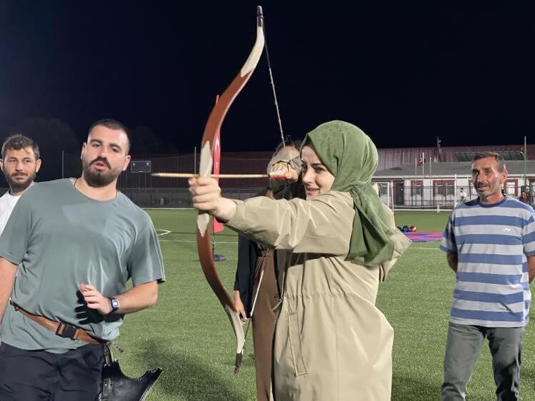 Kaymakamı Feyza Nur Kılıç, hedefi 12’den vurdu Bilecik’in Gölpazarı ilçe Kaymakamı Feyza Nur Kılıç yaz spor okulları