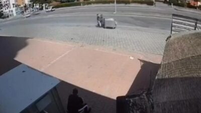 Kayseri’nin Melikgazi ilçesinde elektrikli scooter ile ilerleyen 2 kişi, yol