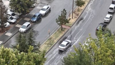 Hava sıcaklıklarının düştüğü Kayseri’de sağanak yağış etkili oldu. Sonbahar ayları