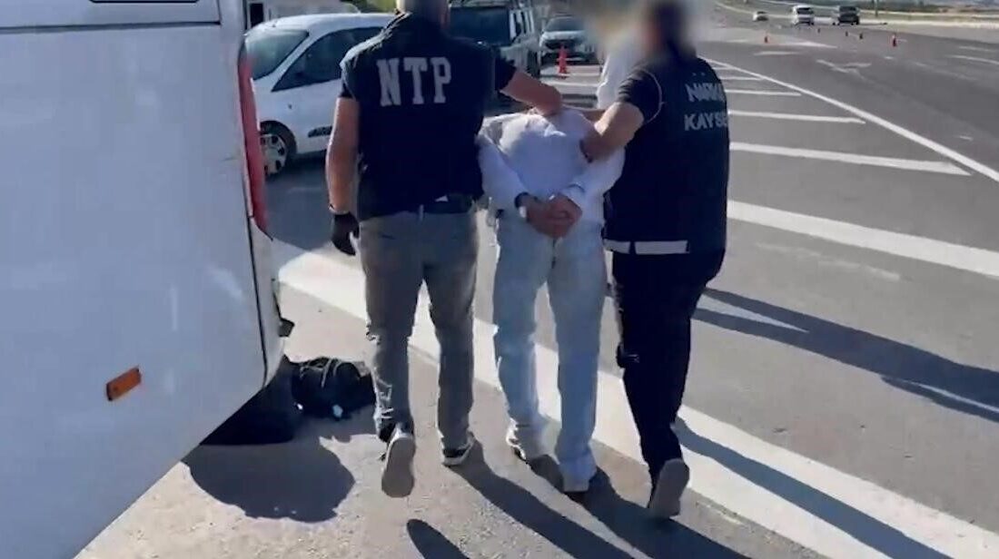 Kayseri’de torbacılara eş zamanlı operasyon: 1 gözaltı Kayseri’de polis ekipleri tarafından torbacılara yönelik narkotik arama köpeğitle yapılan