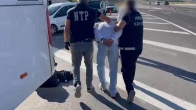 Kayseri’de polis ekipleri tarafından torbacılara yönelik narkotik arama köpeğitle yapılan