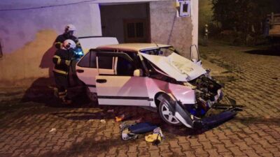 Tokat’ın Niksar ilçesinde traktör römorkuna çarparak hurdaya dönen Tofaş otomobildeki