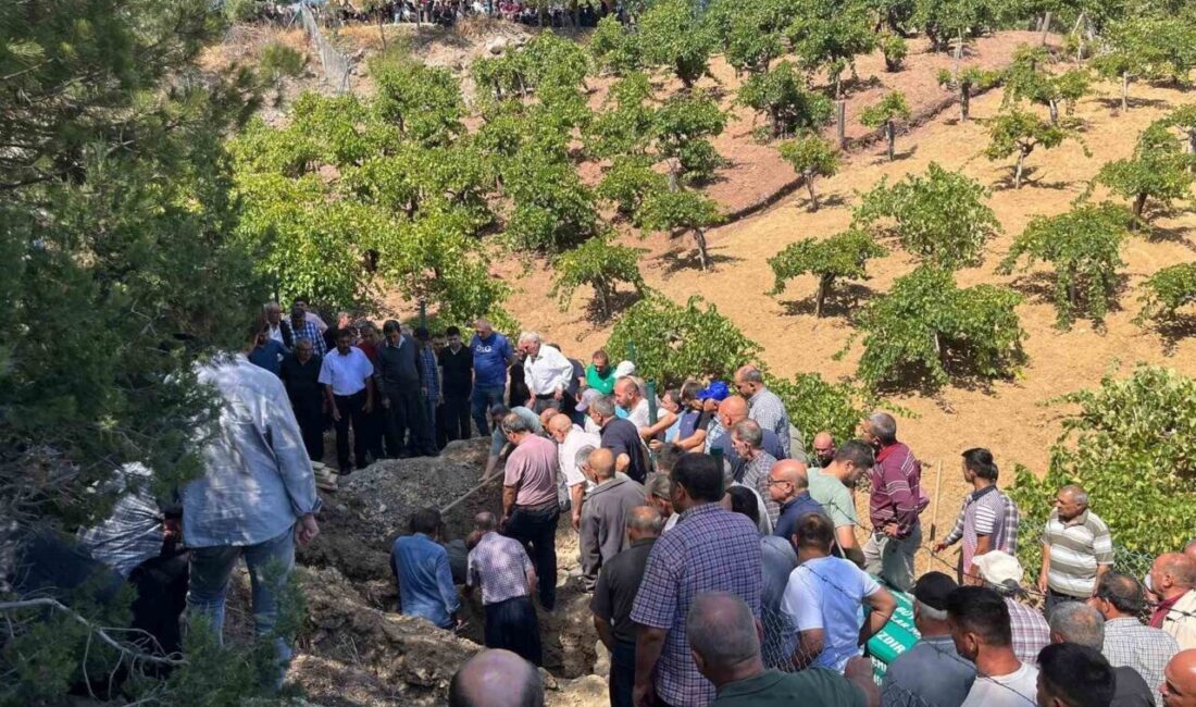 Kazada ölen 3 kişinin cenazesi yan yana toprağa verildi Niğde sınırlarında meydana gelen trafik kazasında ölen aynı aileden 3
