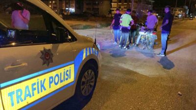 Aksaray’da plakasız motosikletiyle trafiğe çıkan ve maddi hasarlı kazaya karışan