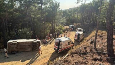 Balıkesir’in Edremit ilçesindeki Kazdağı Milli Parkı’nda tur minibüsünün devrilmesi sonucu