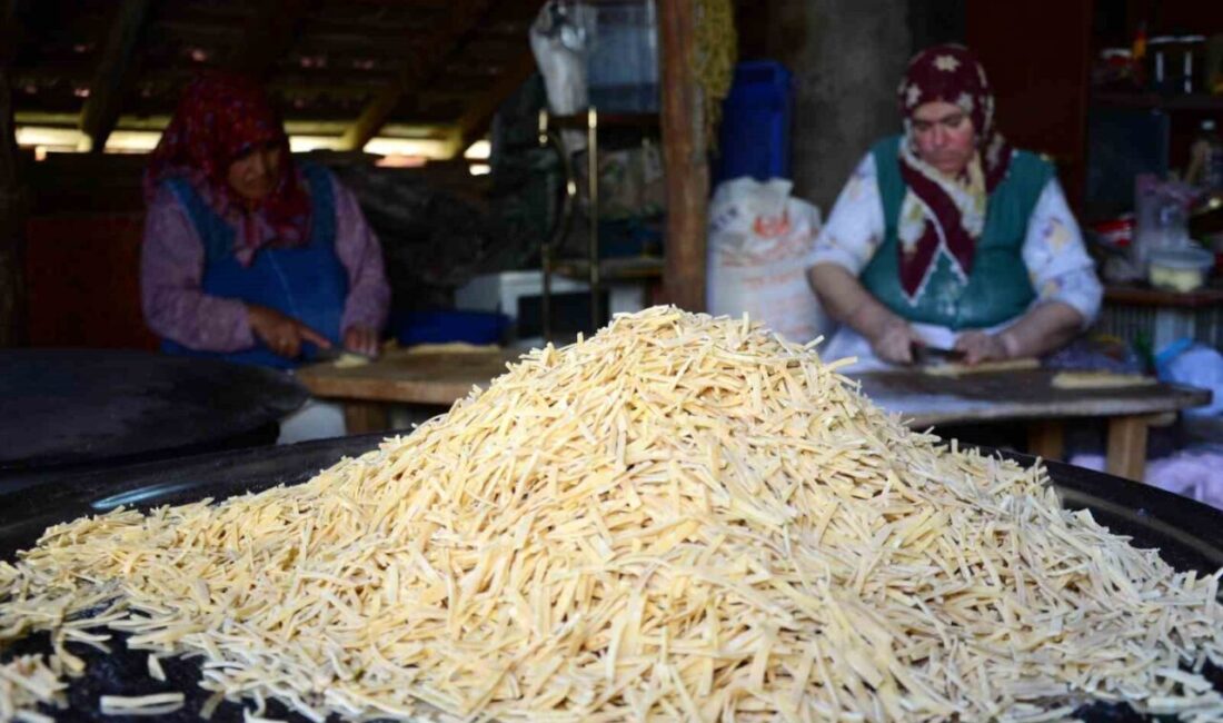 Kemah’ta kadınların imece usulü kış hazırlığı telaşı Erzincan’ın Kemah ilçesine bağlı köylerde, sonbahar serinliğinin hissedilmesiyle yüzyıllardır, özellikle