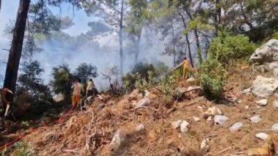 Antalya’nın Kemer ilçesi Kiriş Mahallesi’nde çıkan orman yangını, ekiplerin havadan