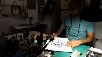 Manisa’da yaşayan kaligrafi ustası Osman Sandıkçı, ürettiği eserlerle hem terapi