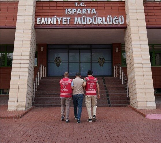 Kendisini bankacı olarak tanıtıp 393 bin TL dolandıran şahıs tutuklandı Isparta’da kendisini bankacı olarak tanıtan bir şahıs tarafından dolandırıldığını belirten
