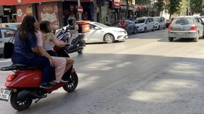 Eskişehir’de kask takmadan aynı motosiklete binen 3 kadın ilginç bir