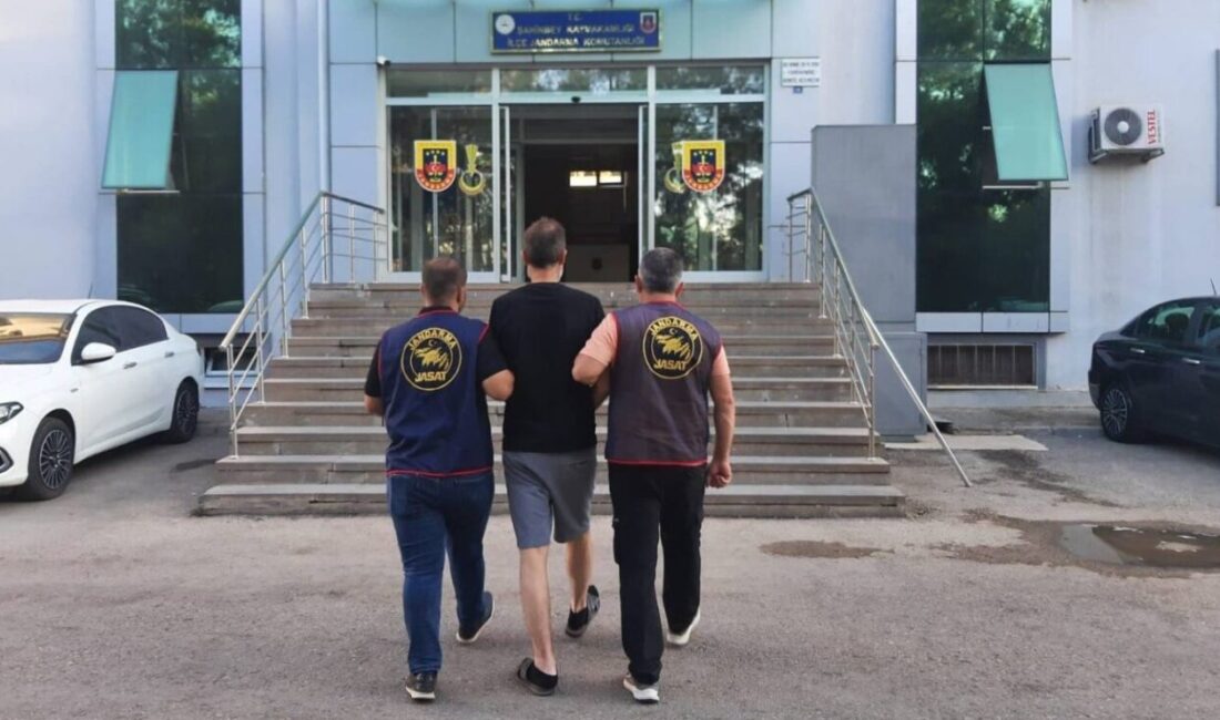 Kesinleşmiş 25 yıl cezayla aranan şahıs yakalandı Gaziantep’te çeşitli suçlardan 25 yıl kesinleşmiş hapis cezasıyla aranan şahıs,