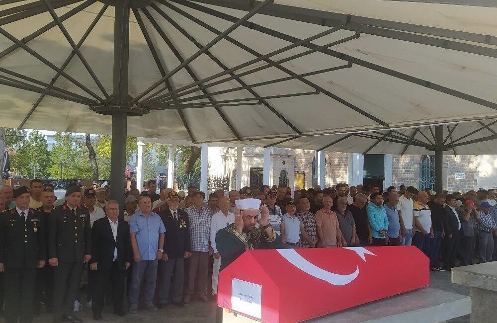 Kıbrıs Gazisi Mehmet Güneş son yolculuğuna uğurlandı Balıkesir’de tedavi gördüğü hastanede hayatını kaybeden Kıbrıs Gazisi Mehmet Güneş,