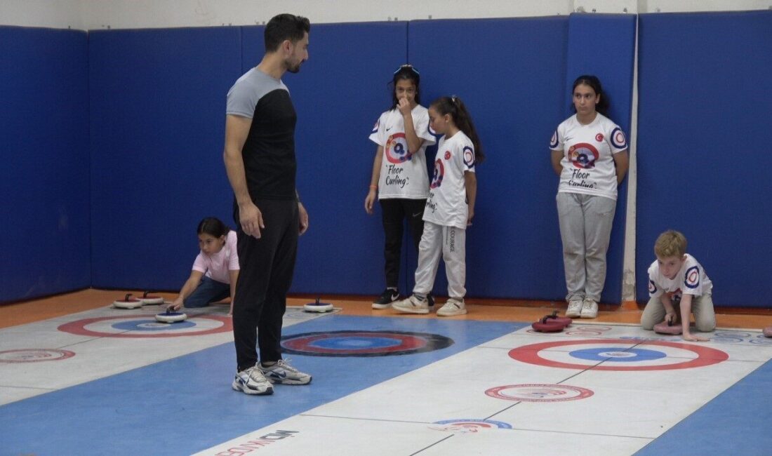Kilis Atatürk Ortaokulu’ndan floor curling’de 3 şampiyonluk Adana’da düzenlenen floor curling bölge şampiyonasında üç kategoride şampiyon olan