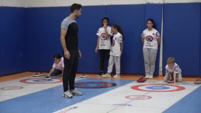 Adana’da düzenlenen floor curling bölge şampiyonasında üç kategoride şampiyon olan