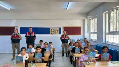 Kilis İl Jandarma Komutanlığı ekipleri, yeni eğitim-öğretim yılının açılışında Hasancalı