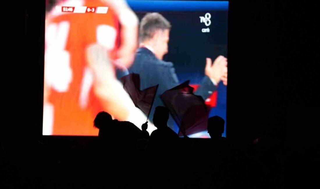 Kırıkkaleliler, A Milli Takım’ın galibiyet sevincini meydanda yaşadı Kırıkkale’de vatandaşlar, Cumhuriyet Meydanı’na kurulan dev ekranda A Milli Takım’ın