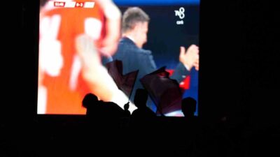 Kırıkkale’de vatandaşlar, Cumhuriyet Meydanı’na kurulan dev ekranda A Milli Takım’ın