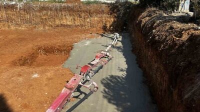 Uşak’ta bir inşaatta beton dökme çalışmaları sırasında beton pompası kolunun