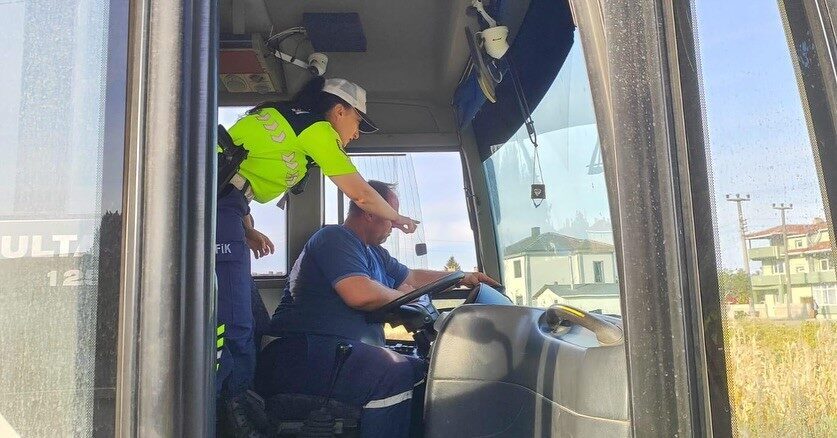 Kırklareli’nde okul servisleri denetlendi Kırklareli İl Jandarma Komutanlığı ekipleri tarafından okul servis araçları denetlendi.