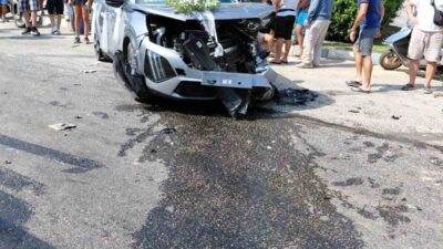 Antalya’nın Kaş ilçesinde kırmızı ışık ihlali yapan otomobilin gelin arabasıyla