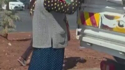 Adana’da kırmızı ışıkta duran kamyonet kasasından kırmızı biber çalan anne