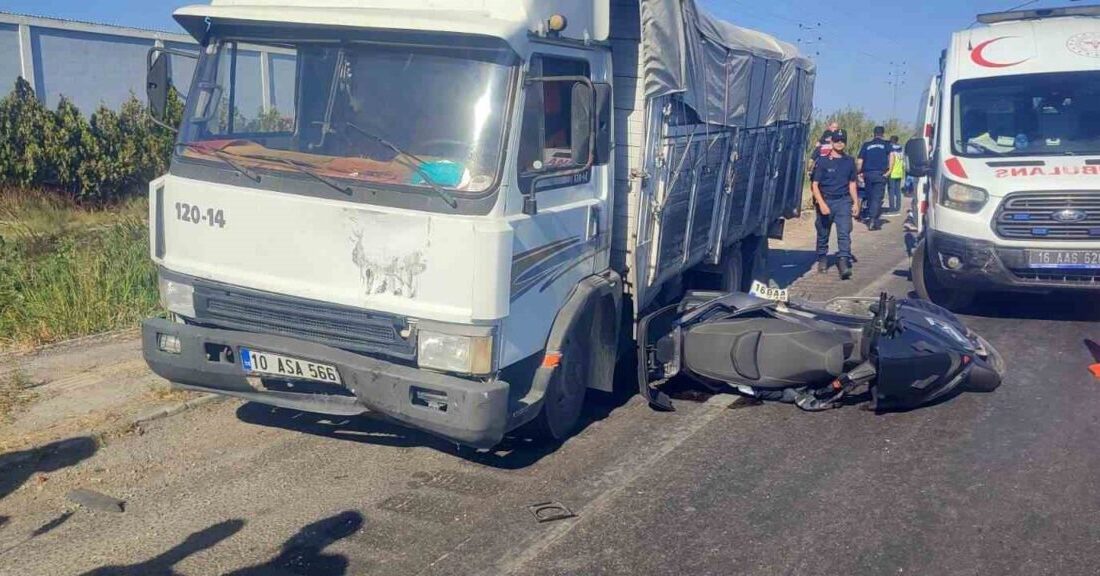 Kırmızı ışıkta feci kaza: 1 ölü, 1 yaralı Bursa’nın Karacabey ilçesinde kırmızı ışıkta bekleyen motosiklete kamyon çarptı. Kazada