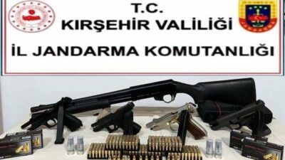 Kırşehir’de jandarma ekipleri tarafında yapılan uygulamada, aracın ruhsatsız silah ele