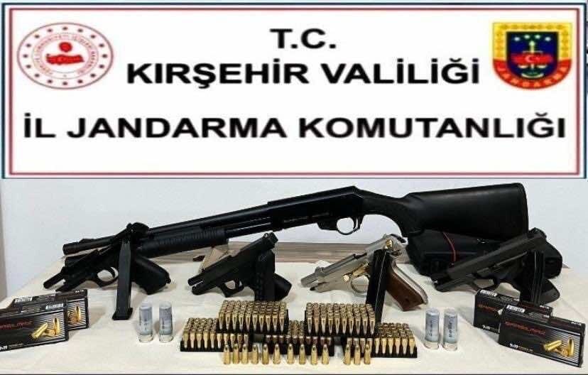 Kırşehir’de ruhsatsız silah operasyonu Kırşehir’de jandarma ekipleri tarafında yapılan uygulamada, aracın ruhsatsız silah ele