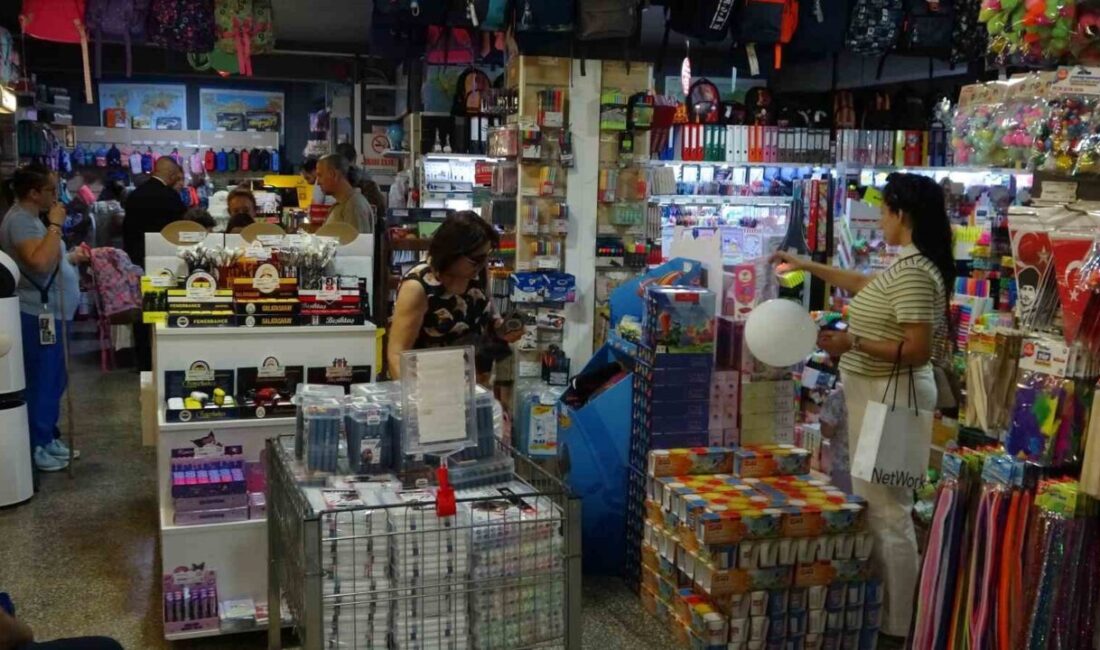 Kırtasiyeciler de veliler de bu seneki okul alışverişi maliyetlerinden memnun Okulların başlamasına sayılı günler kala vatandaşlar kırtasiye alışverişine başladı. 2025-2026