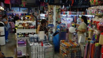 Okulların başlamasına sayılı günler kala vatandaşlar kırtasiye alışverişine başladı. 2025-2026