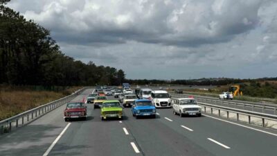 Her yaştan yüzlerce klasik otomobil tutkunu Arnavutköy Belediyesi’nin öncülüğünde düzenlenen