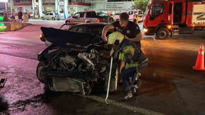 Kocaeli’nin Körfez ilçesinde D-100 karayolunda 2 otomobilin çarpışması neticesinde meydana