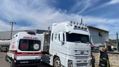 Kocaeli’nin Körfez ilçesinde damperini kaldırdığı kamyonun elektrik tellerine temas etmesi