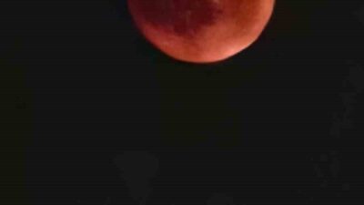 Gökyüzünde eşsiz bir manzara yaşatan ve “Kanlı Ay” tutulması olarak