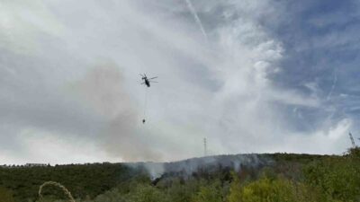 Kocaeli’nin İzmit ilçesinde çıkan orman yangını, ekiplerin havadan ve karadan