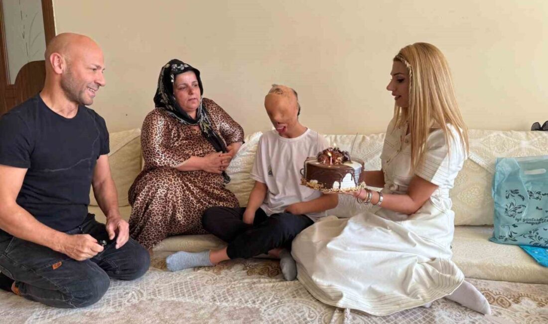 Kocaeli’nden Yüksekova’ya sevgi seli: Özel gereksinimli öğretmen bir çocuğun hayatına dokundu Kocaeli’nde yaşayan özel gereksinimli öğretmen, Hakkari’nin Yüksekova ilçesinde yangın sonucu