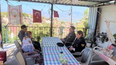 Aydın’ın Koçarlı ilçesinde jandarma ekipleri Kıbrıs Gazileri’ni ziyaret etti. Koçarlı