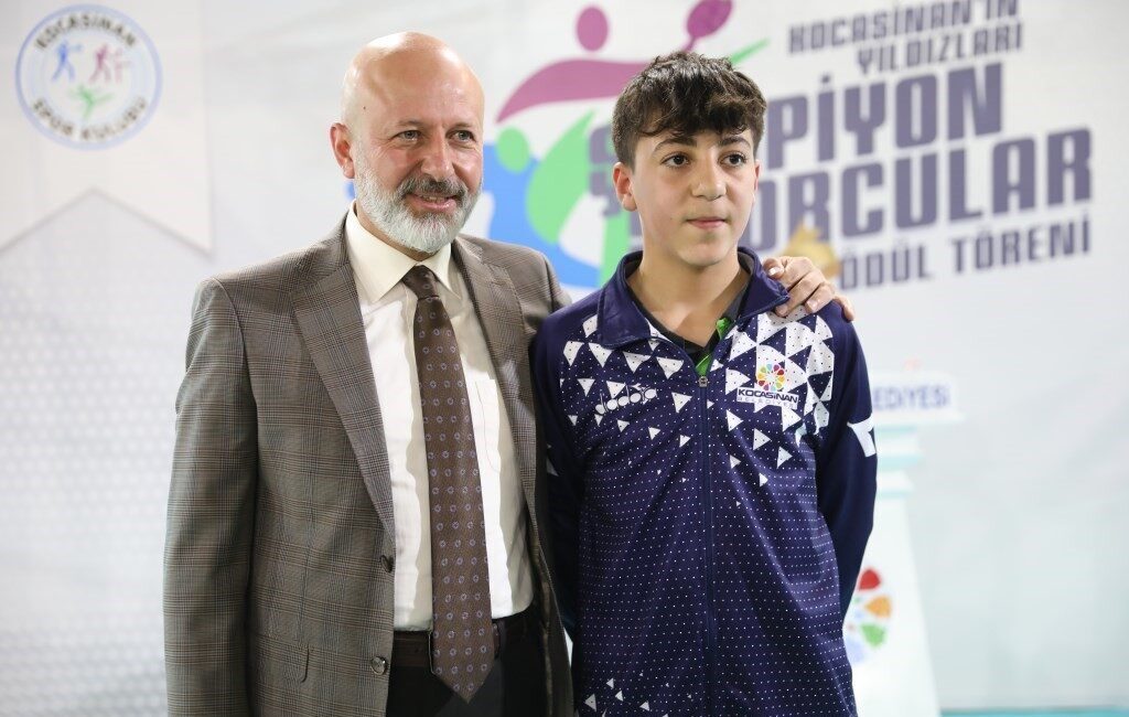 Kocasinan’ın gururu Kenan Eren Kahraman, uluslararası arenada fırtına gibi esti Kocasinan Belediyesi Spor Kulübü’nün parlayan yıldızı, milli masa tenisi sporcusu