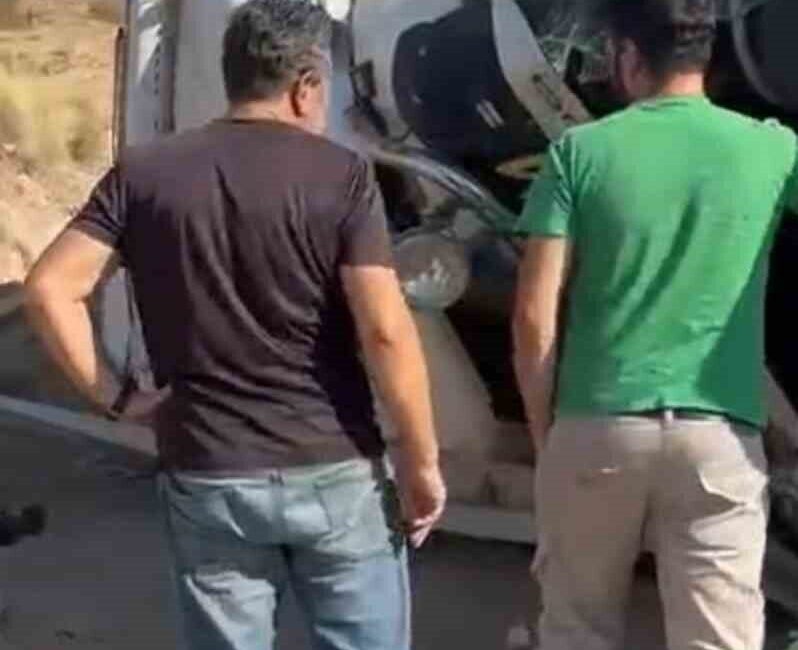 Ankara’da kontrolden çıkan kamyon şarampole devrildi. Kazada yaralanan kamyon sürücüsü