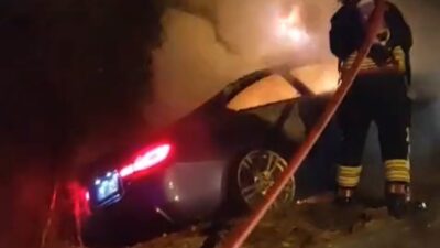 Bolu’da yol kenarındaki ağaçlara çarpan lüks otomobil, kazanın ardından alev