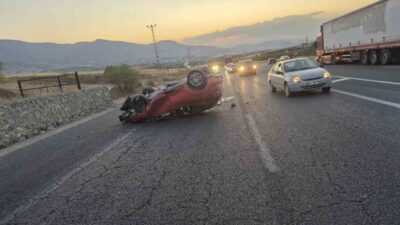 Malatya’da sürücünün kontrolünden çıkararak istinat duvarına çarpan otomobil devrildi. Kazada
