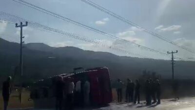 Sakarya’nın Akyazı ilçesinde sürücüsünün direksiyon hakimiyetini kaybetmesi neticesinde kontrolden çıkan